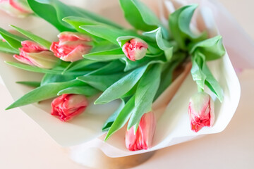 春の花チューリップ10本を贅沢に束ねた花束の写真。