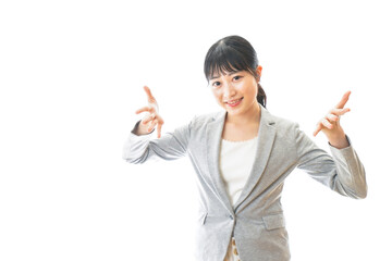おすすめを指差す笑顔のビジネスウーマン