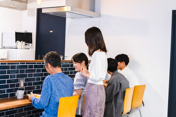 人気のカフェレストランでランチを食べる客