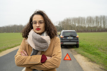 femme en panne de voiture au bord de la route