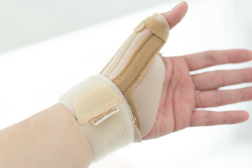 wrist and thumb of hand splint  with wrist support for de quervain tenosynovitis and carpal tunnel syndrome