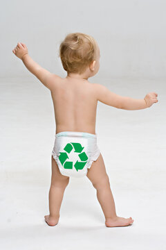 Beb&ecirc; de fralda com s&iacute;mbolo de reciclagem em p&eacute; em fundo branco.