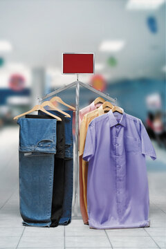 Roupas penduradas no cabide para vender.