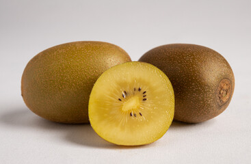 Fototapeta premium Kiwi rebanado sobre fondo blanco 