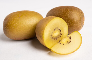 Fototapeta premium Kiwi rebanado sobre fondo blanco 