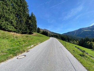 Loassattel zwischen Pillberg und Hochfügen Zillertal im Bezirk Schwaz Tirol Österreich mit dem Mountainbike im Herbst