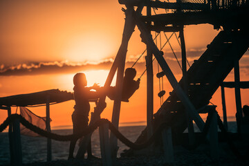 Ni&ntilde;o/Ni&ntilde;a Amacandose en el atardecer 6