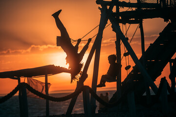 Ni&ntilde;o/Ni&ntilde;a Amacandose en el atardecer 9