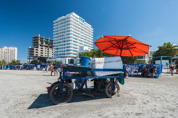 Obraz premium Carriage of a vendor of fruits on a beach on sunny day.