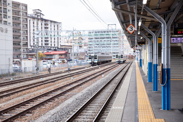 駅のホームと電車　train