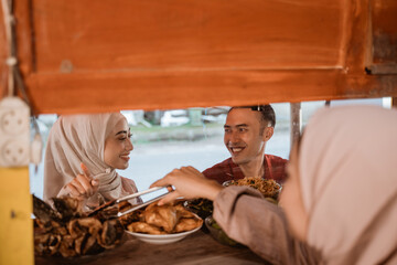 Obraz na płótnie Canvas couple having dinner together at the small street food stall