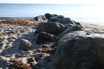 Blaues Meer und Felsen am der Ostsee
