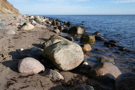 Felsen an der Küstenlinie der Ostsee