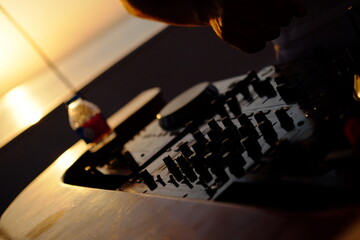 DJ spielt Musik auf Boot zum Sonnenuntergang