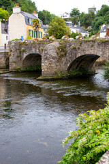 Fototapeta na wymiar Quimperlé. Le pont fleuri sur la rivière Ellé. Finistère. Bretagne 