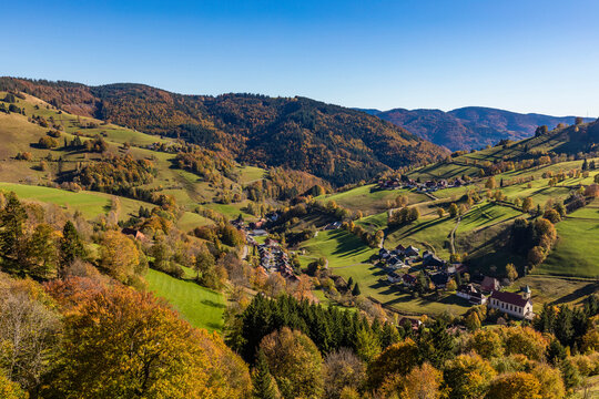 Germany, Baden-Wurttemberg, Wieden, Village in Black Forest during autumn