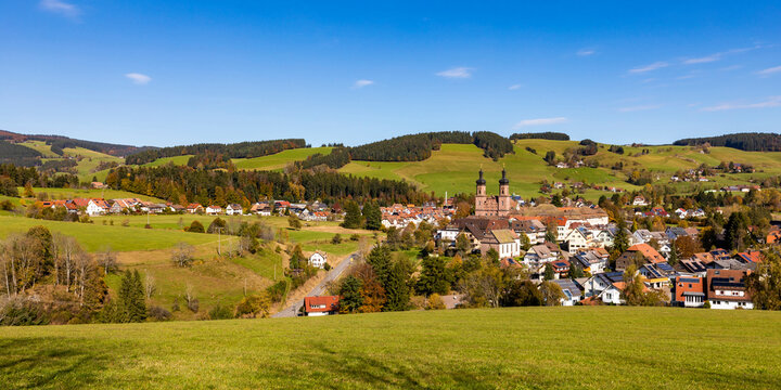 Germany, Baden-Wurttemberg, Sankt Peter, Panoramic view of town in Black Forest during autumn