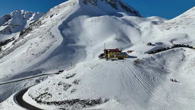 Il monte Terminillo dell'appennino dell'Italia Centrale.
La vetta della montagna coperta da neve fresca.