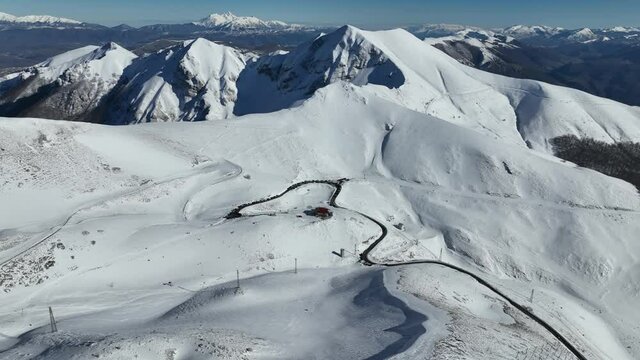 Il monte Terminillo dell'appennino dell'Italia Centrale.
La vetta della montagna coperta da neve fresca.