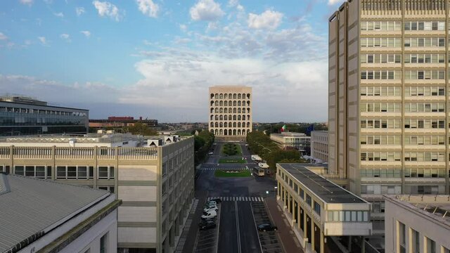Roma Eur, il palazzo della civilt&agrave; del lavoro detto anche Colosseo Quadrato. 
Vista aerea del moderno quartiere di Roma Eur