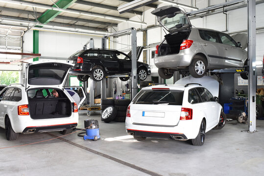 Cars for maintenance and repair in a workshop on the lift