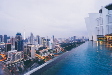 Obraz premium Swimming pool on roof top with beautiful city view. Kuala-Lumpur, Malaysia.