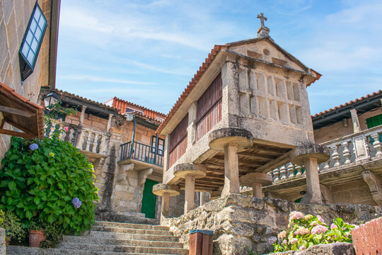 Tradicional h&oacute;rreo gallego en la villa medieval de Combarro en la regi&oacute;n de Galicia para guardar el grano de las cosechas, Espa&ntilde;a