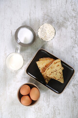 crêpes cuites, ingrédients et ustensiles de cuisine 