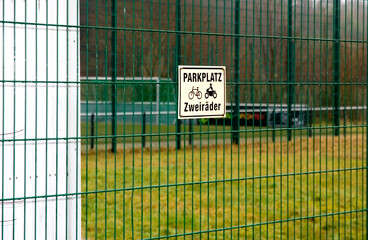 Obraz premium Schild Parkplatz Zweiräder