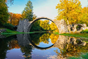 Foto auf Acrylglas Rakotzbrücke Aufnahme der halbkreisförmigen Rakotzbrücke