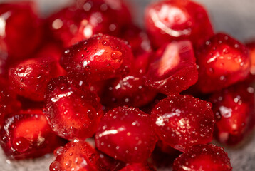 Makroaufnahme frischer Granatapfelkerne