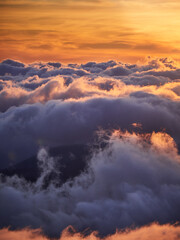 Puesta de sol sobre mar de nubes en Sierra de las Nieves