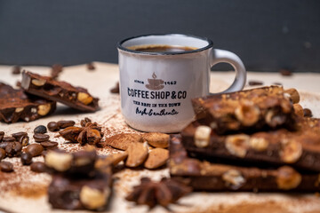 Nahaufnahme Kaffeetasse und Nussschokolade