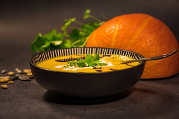 Nahaufnahme Schüssel mit Kürbissuppe