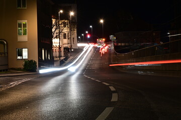 Schweinfurt bei Nacht, Straße mit Lichtstreifen von Autos und Bus am Rusterberg, Franken, Bayern, Deutschland