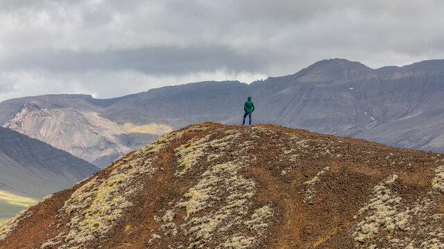 Am Rande des Eldborgkraters auf Island.