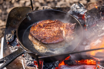 ステーキ　Grill beef steak outdoors, at the campsite 
