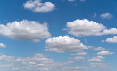 Obraz premium White clouds on the blue sky bankground