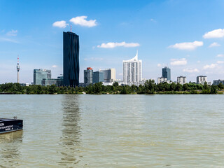 Obraz premium Donauufer Mit Copa Beach, Donauturm, DC Towers, Donaucity, Wien, Österreich,