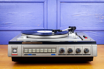 Vintage turntable vinyl record player with black vinyl - obrazy, fototapety, plakaty
