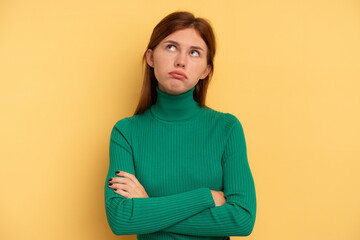 Obraz premium Young English woman isolated on yellow background tired of a repetitive task.