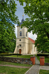 Westturm der denkmalgeschützten Dorfkirche Klosterfelde, die im 18. Jahrhundert im Stil des Barock...