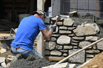 muratore al lavoro cantiere 