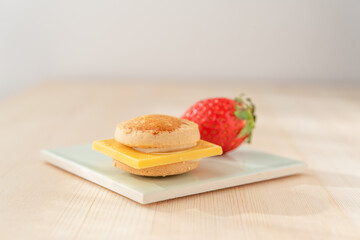 チーズバーガーのお菓子といちご
