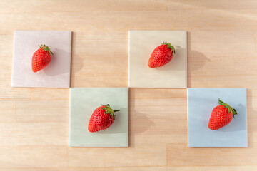 カラフルな豆皿に乗った4つのいちご
