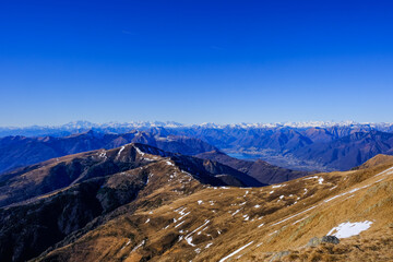 Catena del Monte Rosa vista dalla cima del Monte Gazzirola o Garzirola, Prealpi