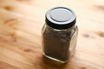 スパイスをガラスの瓶にいれる