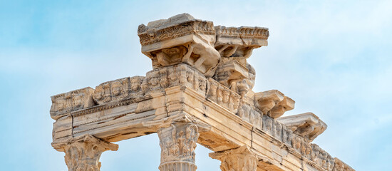 Obraz premium fragment of the colonnade of the destroyed temple of Apollo in Side with a stone-cut relief on the frieze