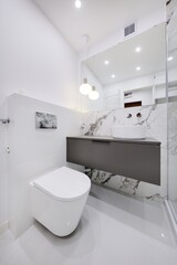 Fototapeta na wymiar Stylowa, jasna i nowoczesna łazienka