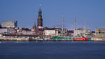 Hafen Hamburg Elbufer Neustadt Michel entzerrt